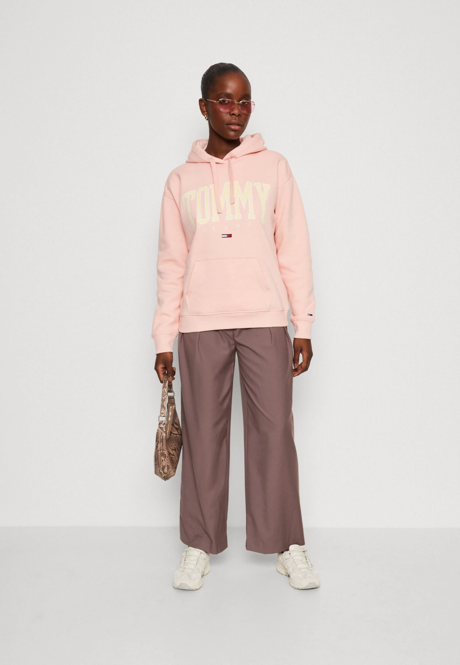 Tommy Jeans Pop Collegiate Hoodie - Sweatshirt - Cosmetic Peach 4 Tommy Jeans Pop Collegiate Hoodie - Sweatshirt - Cosmetic Peach - Bilde 2