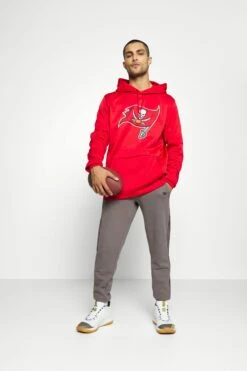 Nike Performance Nfl Tampa Bay Prime Logo Therma Hoodie - Hoodie - Gym Red -Gant shop a34bc06914e04418a79f609f55efa9ae scaled