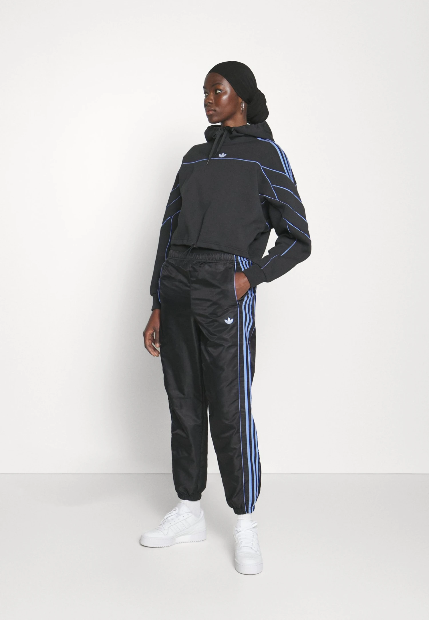 Adidas Originals Archive Cutline Cropped Hoodie - Sweatshirt - Black 7 Adidas Originals Archive Cutline Cropped Hoodie - Sweatshirt - Black - Bilde 5