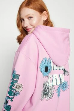 Karl Kani Retro Long Fit Hoodie - Hoodie - Pink -Gant shop b4977a918be44a3cb15e9e6a82e394b9 scaled