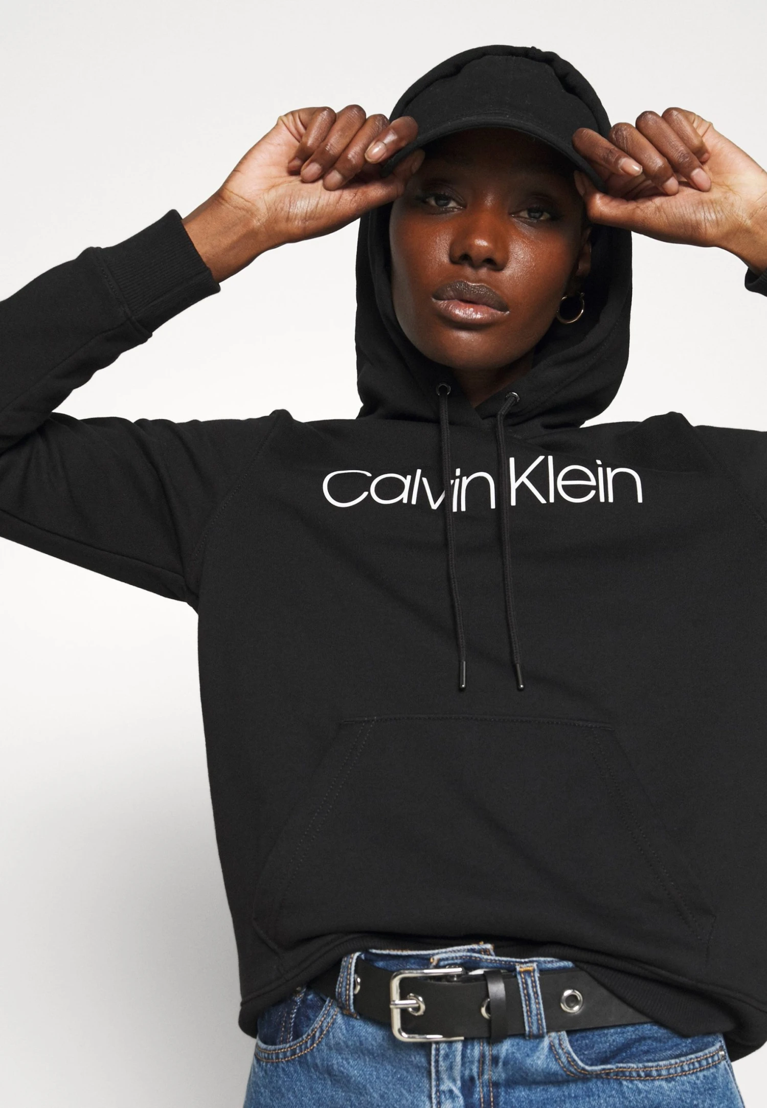 Calvin Klein Core Logo Hoodie - Hoodie - Black 6 Calvin Klein Core Logo Hoodie - Hoodie - Black - Bilde 4