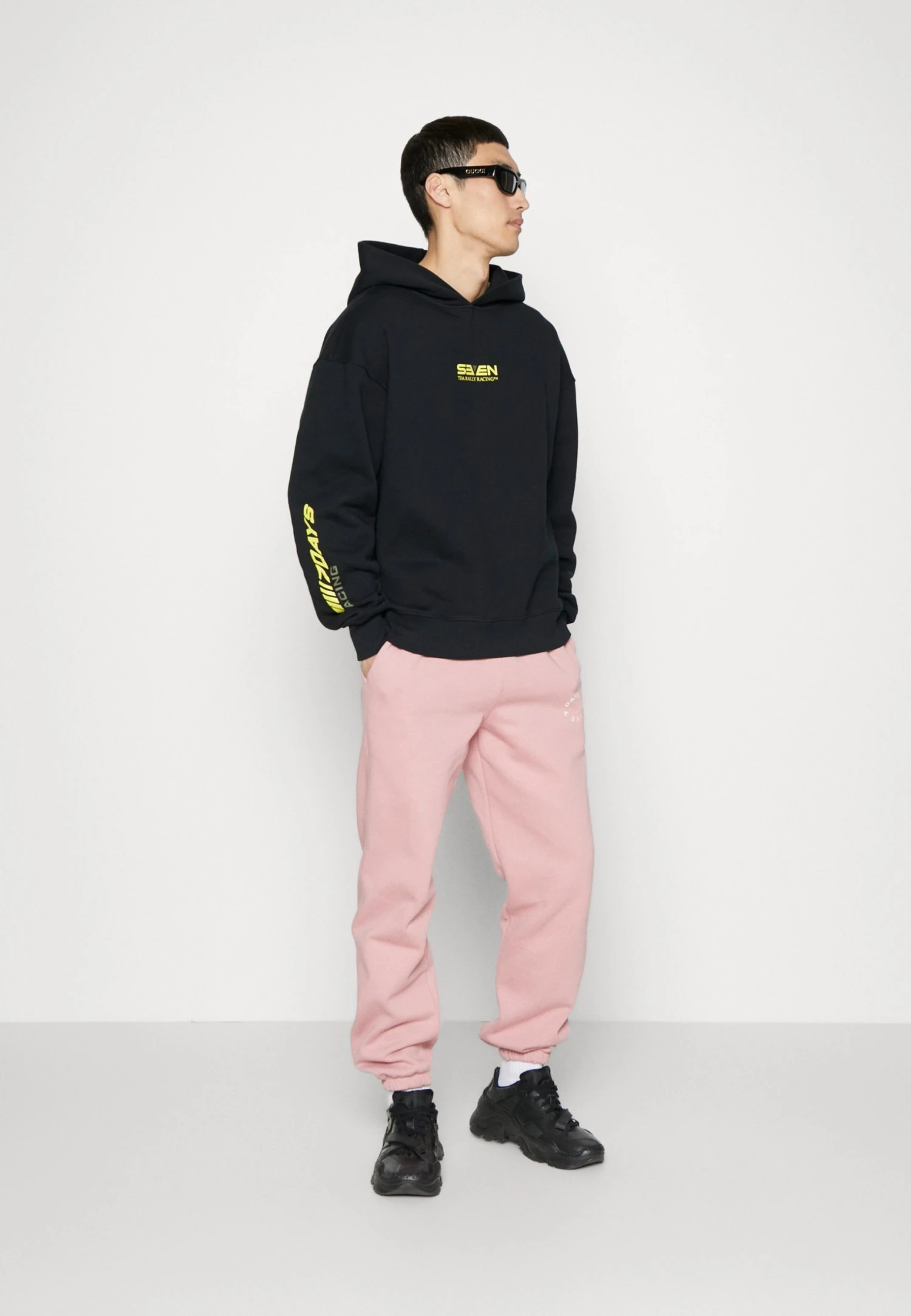 7 Days Active Oversized Organic Graphic Hoodie Unisex - Sweatshirt - Black 4 7 Days Active Oversized Organic Graphic Hoodie Unisex - Sweatshirt - Black - Bilde 2