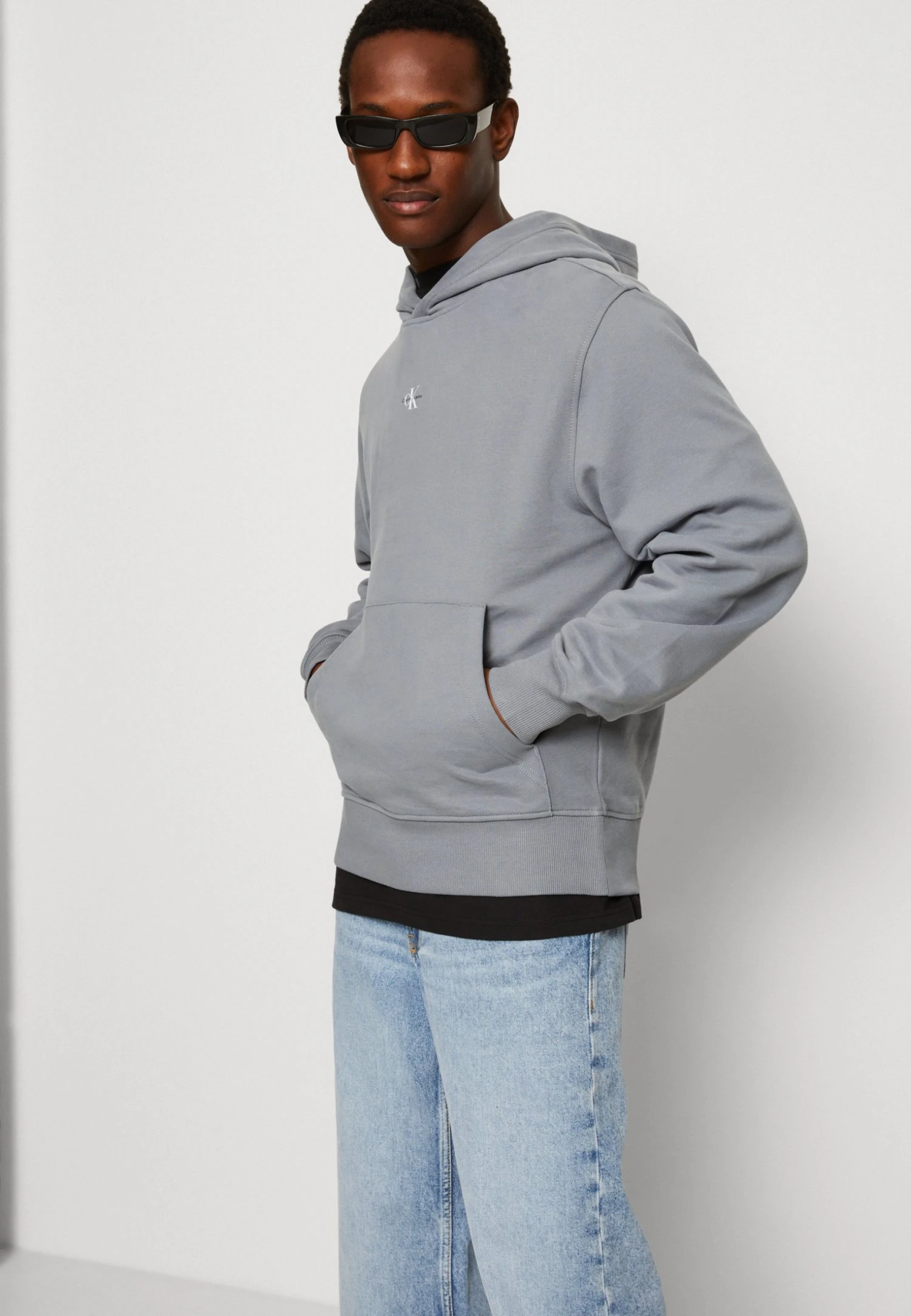 Calvin Klein Jeans Micro Monologo Hoodie Unisex - Hoodie - Overcast Grey 6 Calvin Klein Jeans Micro Monologo Hoodie Unisex - Hoodie - Overcast Grey - Bilde 4