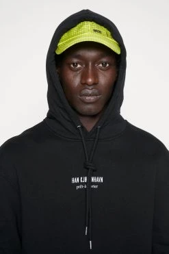 Han Kjøbenhavn Pret A Porter Hoodie - Hoodie - Black -Gant shop c61a625c356542bea24af18d91473180 scaled