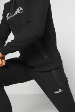 Ellesse Ducenta Hoody - Hoodie - Black -Gant shop c6c06bb6b3b340ae8e1e04e9465c47aa scaled