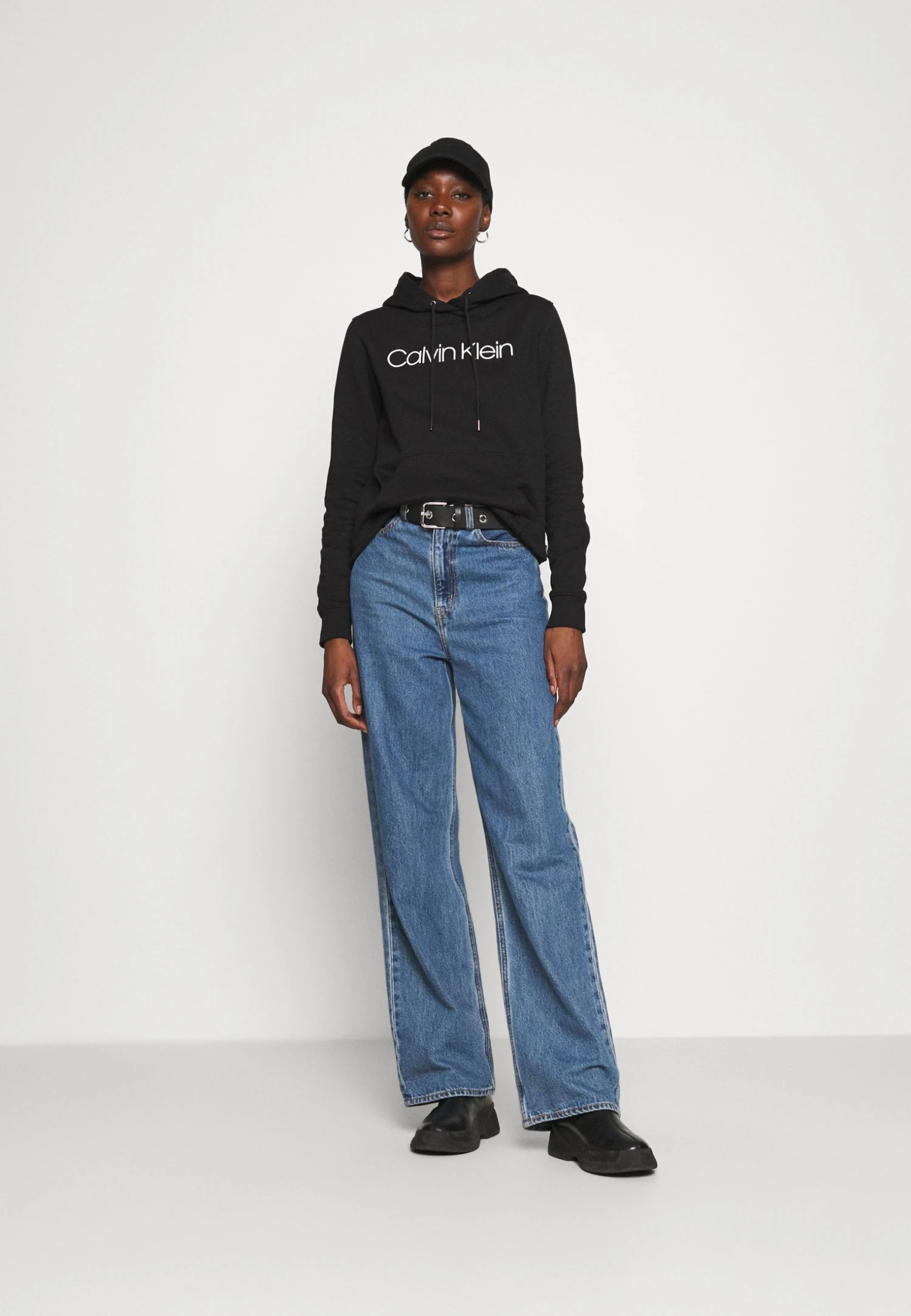 Calvin Klein Core Logo Hoodie - Hoodie - Black 4 Calvin Klein Core Logo Hoodie - Hoodie - Black - Bilde 2