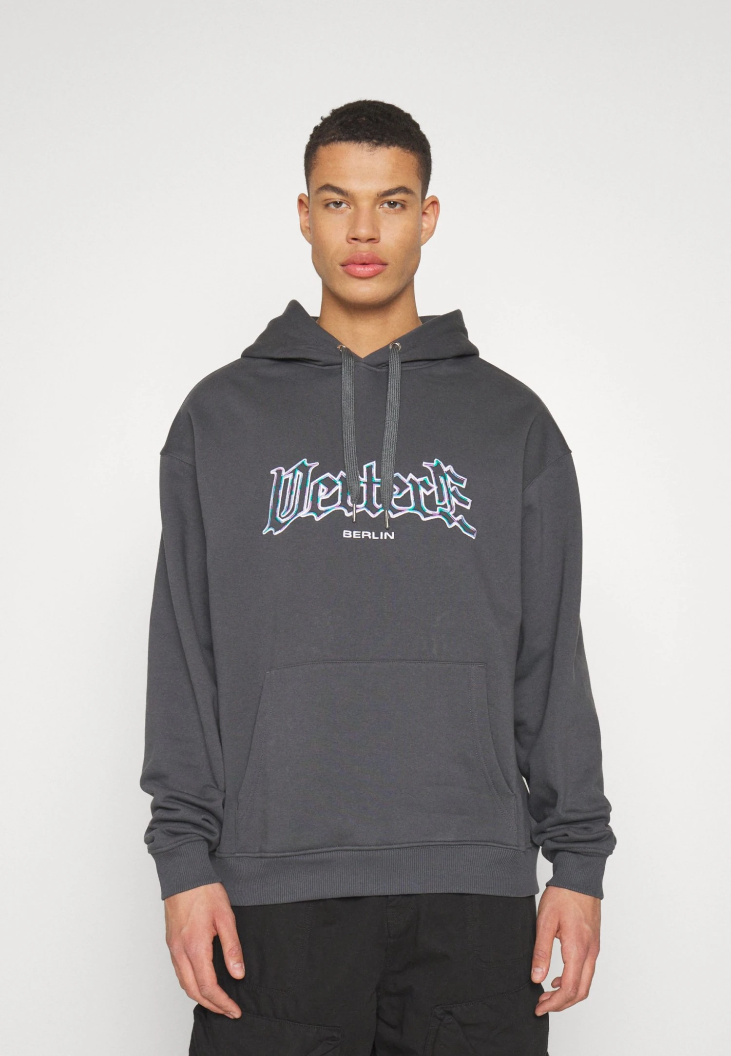 Vertere Berlin Glass Logo Hoodie Unisex - Sweatshirt - Anthracite 6 Vertere Berlin Glass Logo Hoodie Unisex - Sweatshirt - Anthracite - Bilde 4