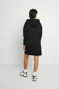 Vero Moda Vmoctavials Hoodie Dress - Kjole - Black 10 Vero Moda Vmoctavials Hoodie Dress - Kjole - Black -Gant shop d33ad1ee78544ea8b0236cb8feceae16 scaled