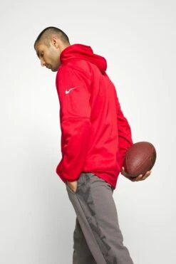 Nike Performance Nfl Tampa Bay Prime Logo Therma Hoodie - Hoodie - Gym Red -Gant shop d5449c472f204f618d314cd01607efb3 scaled