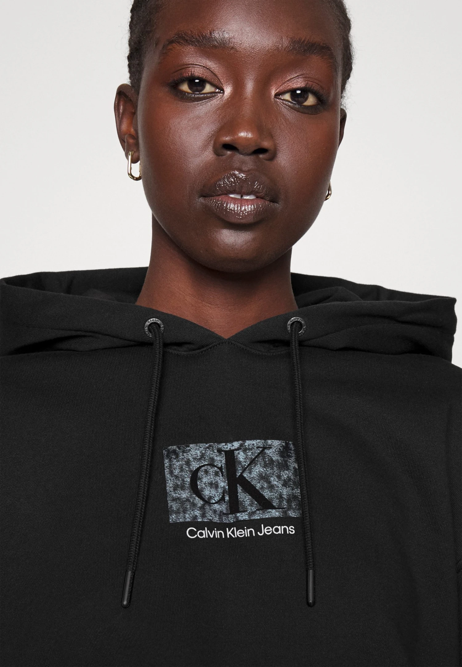 Calvin Klein Jeans Printed Box Cropped Hoodie - Hoodie - Black 8 Calvin Klein Jeans Printed Box Cropped Hoodie - Hoodie - Black - Bilde 6