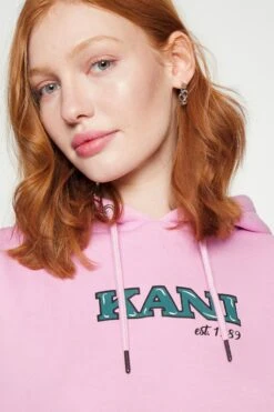 Karl Kani Retro Long Fit Hoodie - Hoodie - Pink -Gant shop d7d2df15b01d4fe18b470a87b23dcfff scaled