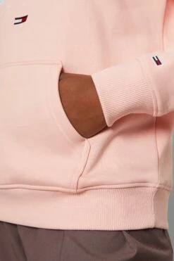 Tommy Jeans Pop Collegiate Hoodie - Sweatshirt - Cosmetic Peach 13 Tommy Jeans Pop Collegiate Hoodie - Sweatshirt - Cosmetic Peach -Gant shop d874ef8e6cb24e93964853e943287075 scaled