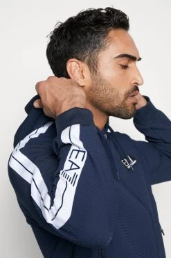EA7 Emporio Armani Tennis Club Hoodie Light - Sweatjakke - Navy Blue -Gant shop da3d4db95bf64e6a917c433f05332ae3 scaled