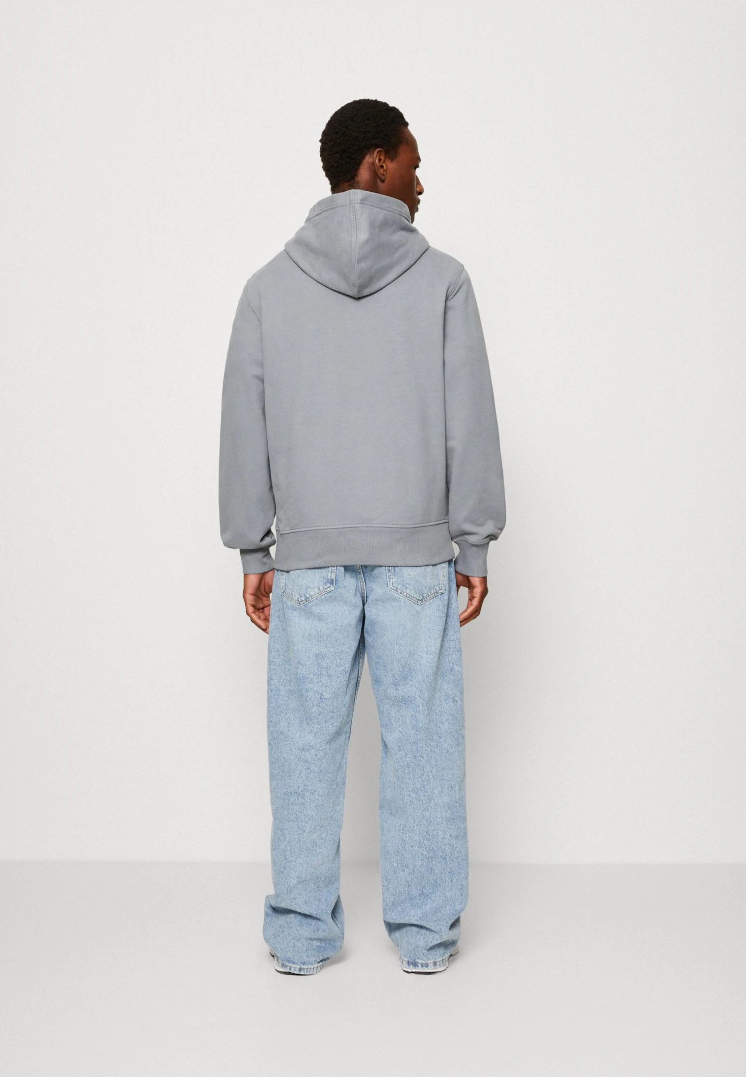 Calvin Klein Jeans Micro Monologo Hoodie Unisex - Hoodie - Overcast Grey 5 Calvin Klein Jeans Micro Monologo Hoodie Unisex - Hoodie - Overcast Grey - Bilde 3