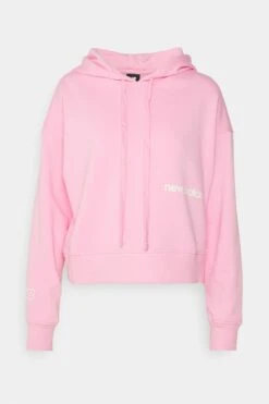 New Balance Essentials Hoodie - Sweatshirt - Orbit Pink -Gant shop e29c0c19b6424cfa82ae8723e9b2f166 scaled
