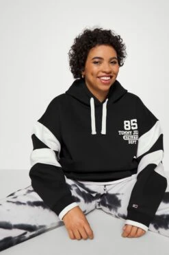 Tommy Jeans Curve Collegiate 85 Hoodie - Sweatshirt - Black -Gant shop e7e95be2551148a09fb991521df2db69 scaled