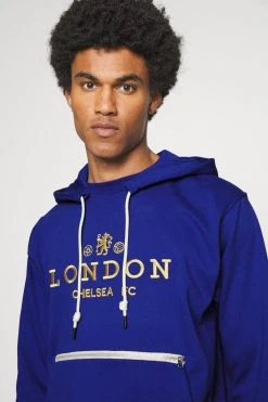 Nike Performance Chelsea London Standard Issue Hoodie - Hoodie - Rush Blue/Club Gold -Gant shop ec80e11d1efd4e2ba05a610a93f62b9b scaled