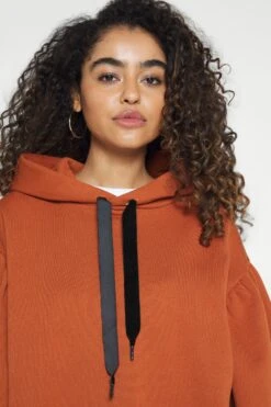 Levi's Akane Rusched Hoodie - Sweatshirt - Ginger Bread -Gant shop f492c2ccacdb42bd8a5c0bd5c78e7f9e scaled