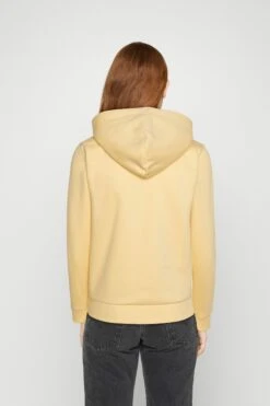 Gant Reg Tonal Shield- Hoodie - Dusty Light Yellow -Gant shop f4baa0e20847406c8fcc8f0e69932cb9 scaled