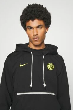 Nike Performance Inter Mailand Standard Issue Hoodie - Klubbklær - Black/Vibrant Yellow -Gant shop f4d9b6c3b563449eb2ad230084d6f920 scaled