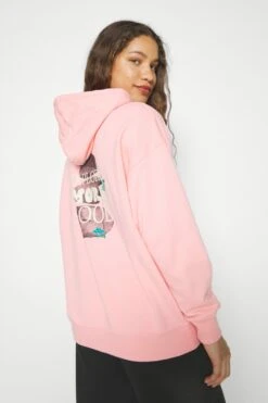 Puma Downtown Oversized Graphic Hoodie- Hoodie - Peach Smoothie 15 Puma Downtown Oversized Graphic Hoodie- Hoodie - Peach Smoothie -Gant shop fa640f7becb04310a28521ed00f9cf22 scaled