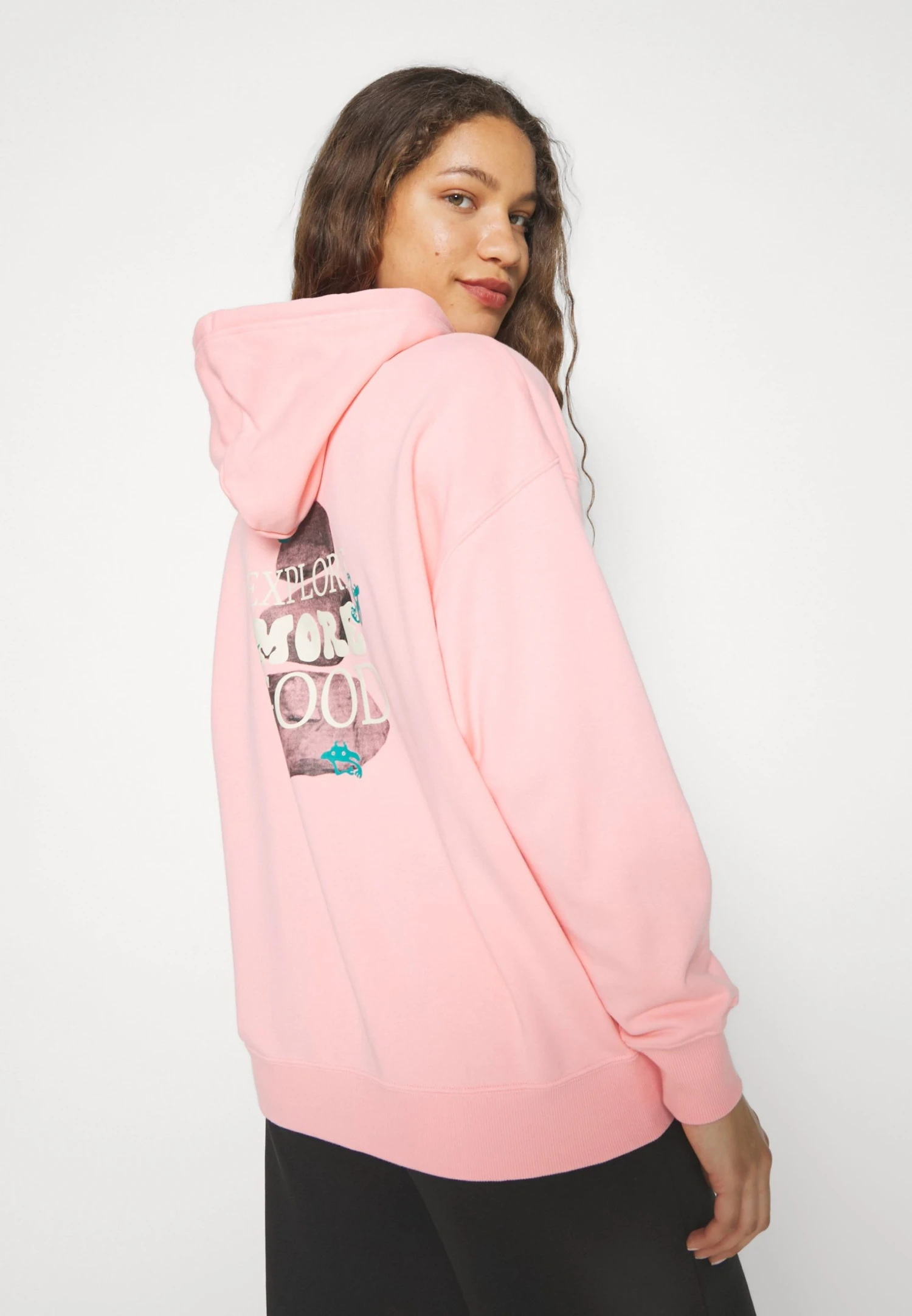 Puma Downtown Oversized Graphic Hoodie- Hoodie - Peach Smoothie 8 Puma Downtown Oversized Graphic Hoodie- Hoodie - Peach Smoothie - Bilde 6