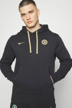 Nike Performance Chelsea London Club Hoodie - Klubbklær - Pitch Blue/Club Gold -Gant shop fcd1e7fbc7524481a8fa2a6106a6405b scaled
