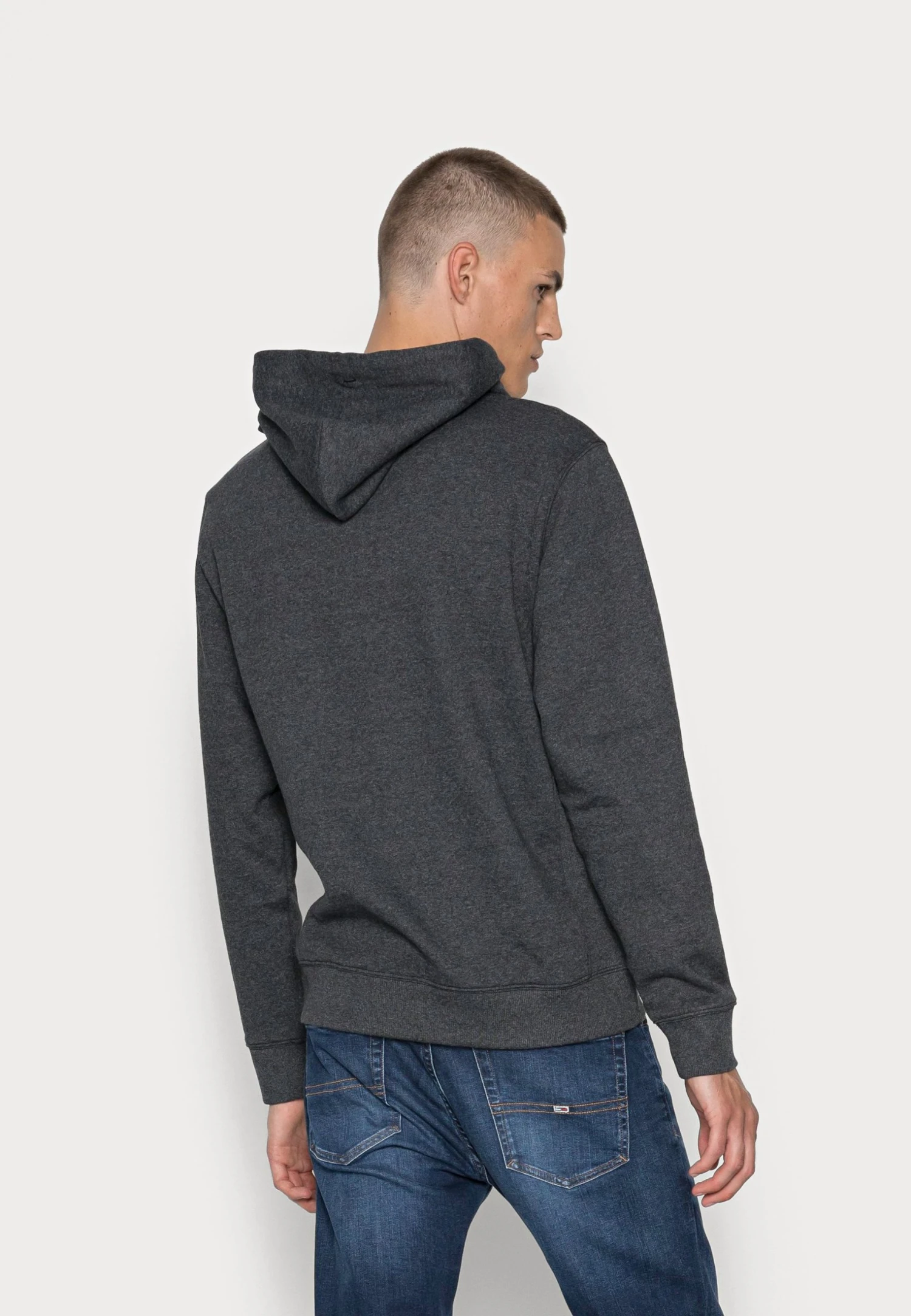 Tommy Jeans Straight Logo Hoodie - Hoodie - Black 5 Tommy Jeans Straight Logo Hoodie - Hoodie - Black - Bilde 3